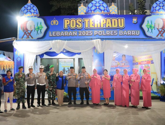 Kapolres Barru Kunjungi Pos Ops Ketupat, Serahkan Bingkisan kepada Petugas