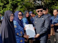 Wakil Bupati Barru Serahkan SK Pensiun Usai Upacara Hari Kesadaran Nasional