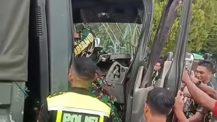 Hindari Motor, Truk TNI Menabrak Kontainer di Pangkep