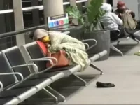 Viral Fenomena Pekerja Tidur di Stasiun Cikarang