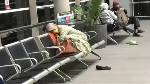 Viral Fenomena Pekerja Tidur di Stasiun Cikarang