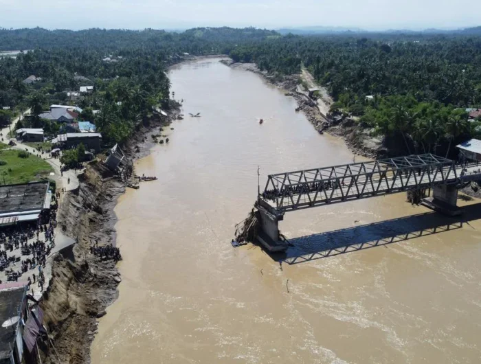 Foto udara jembatan Kuta Blang yang putus akibat diterjang banjir di jalan lintas Nasional Banda Aceh - Sumut di Desa Blang Mee, Kecamatan Kuta Blang, Kabupaten Bireuen,