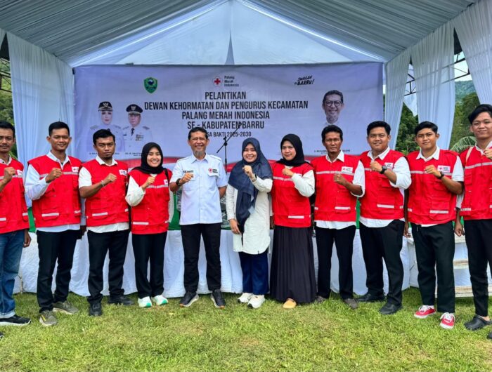 Camat Balusu Andi Maya Novitasari menghadiri pelantikan pengurus PMI Kecamatan Balusu 2025-2030 di Monumen Paccekke, Barru