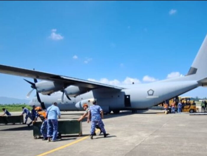 Helikopter BNPB mendistribusikan bantuan logistik ke daerah terisolir di Aceh pada cuaca cerah
