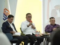 Wakil Bupati Barru Abustan A. Bintang menjadi narasumber bedah buku di Politeknik STIA LAN Makassar.