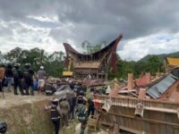 Proses eksekusi Tongkonan Ka’pun Tana Toraja disertai pengamanan aparat gabungan dan pembongkaran bangunan adat