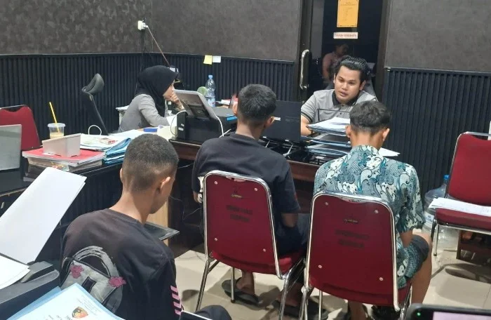 Polisi mengamankan tiga remaja pelaku pencurian laptop di SD 59 Pangkajene.