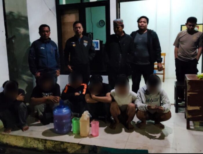 Polisi Polsek Mandai mengamankan enam pemuda dan barang bukti ballo saat patroli di BTN Griya Maros Indah.