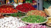 Aneka komoditas pangan strategis seperti cabai, bawang, dan beras dijual di pasar tradisional