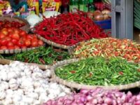 Aneka komoditas pangan strategis seperti cabai, bawang, dan beras dijual di pasar tradisional