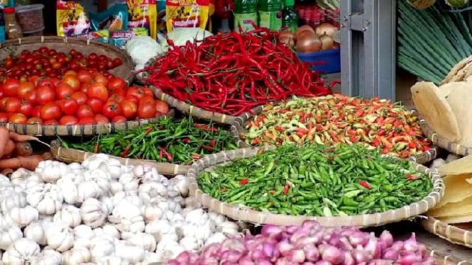 Aneka komoditas pangan strategis seperti cabai, bawang, dan beras dijual di pasar tradisional