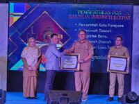 Pejabat Pemkab Barru menerima Piagam Penghargaan Pos Bantuan Hukum Tercepat Kedua dari Kanwil Kemenkumham Sulawesi Selatan di Aula Pancasila Makassar