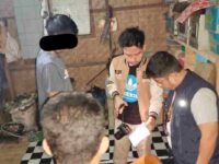 Petugas Polsek Polewali melakukan olah TKP di rumah warga yang ditemukan meninggal di dapur Kelurahan Takatidung