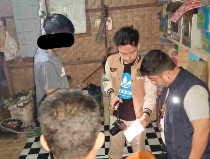 Petugas Polsek Polewali melakukan olah TKP di rumah warga yang ditemukan meninggal di dapur Kelurahan Takatidung