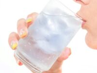 Bahaya Mengonsumsi Air Es Setiap Hari bagi Kesehatan