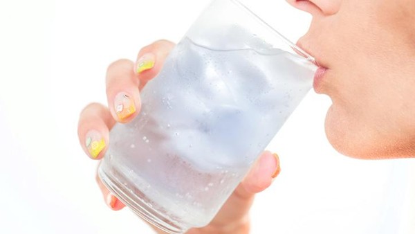 Bahaya Mengonsumsi Air Es Setiap Hari bagi Kesehatan