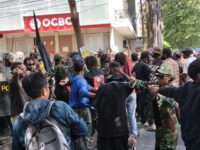 Mahasiswa memblokade Jalan Lanto Dg Pasewang saat aksi peringatan 1 Desember di Makassar