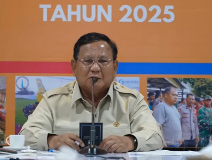 Presiden Prabowo Subianto memimpin rapat terbatas penanganan bencana di Aceh.