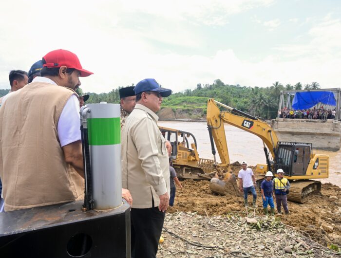 Presiden Prabowo Subianto meninjau pembangunan Jembatan Bailey Teupin Mane di Bireuen, Aceh.