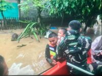 Petugas gabungan mengevakuasi korban banjir dan longsor di wilayah Sumatra akibat hujan ekstrem