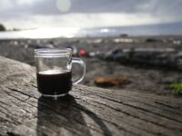 Ilustrasi secangkir kopi hitam