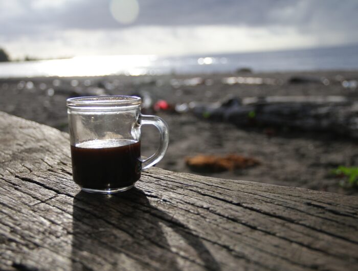 Ilustrasi secangkir kopi hitam