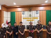 Petugas Kejaksaan Negeri Pangkep mengawal pejabat KPU yang ditetapkan tersangka korupsi dana hibah Pilkada 2024.