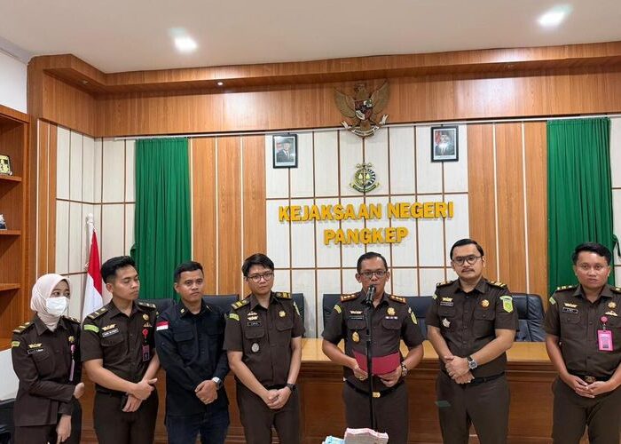 Petugas Kejaksaan Negeri Pangkep mengawal pejabat KPU yang ditetapkan tersangka korupsi dana hibah Pilkada 2024.