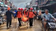 Tim SAR mengevakuasi warga terdampak banjir dan tanah longsor di Aceh
