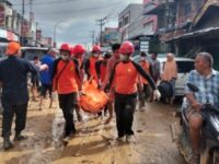 Tim SAR mengevakuasi warga terdampak banjir dan tanah longsor di Aceh