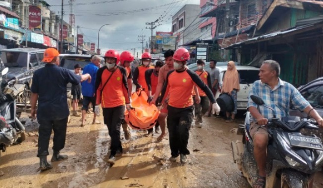 Tim SAR mengevakuasi warga terdampak banjir dan tanah longsor di Aceh
