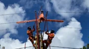 Ilustrasi petugas PLN membenahi kabel tiang listrik. Foto: Istimewa.