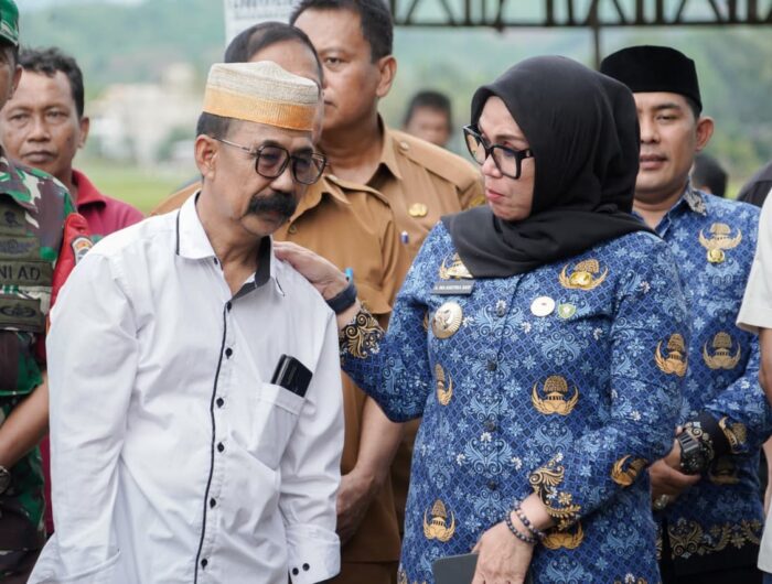 Bupati Barru Andi Ina Kartika Sari menghadiri penyerahan ambulans wakaf dari Haji Salama kepada Pemerintah Desa Tellumpanua di Maralleng, Tanete Rilau.