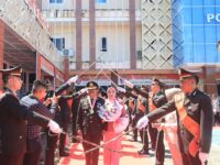 Kapolres Barru AKBP Ananda Fauzi Harahap memimpin upacara Wisuda Purnabakti dan menyerahkan medali kepada tiga personel senior.