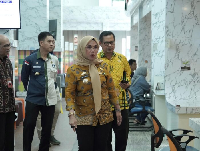 Bupati Barru Andi Ina Kartika Sari melakukan sidak di Mall Pelayanan Publik Barru dan memeriksa kedisiplinan petugas layanan