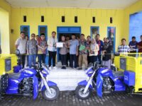 Bupati Barru menyerahkan motor pengangkut sampah bantuan CSR BRI kepada Camat Barru