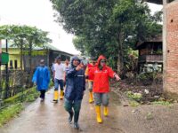 Bupati Barru Andi Ina Kartika Sari meninjau langsung lokasi rumah rusak akibat angin puting beliung di Dusun Pancana, Kabupaten Barru