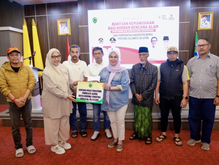 Bupati Barru Andi Ina Kartika Sari melepas tim kemanusiaan Pemkab Barru untuk korban bencana Sumatera