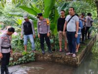 Tim gabungan Polres Barru mengevakuasi jenazah anak yang ditemukan meninggal di Bendungan Lappabila