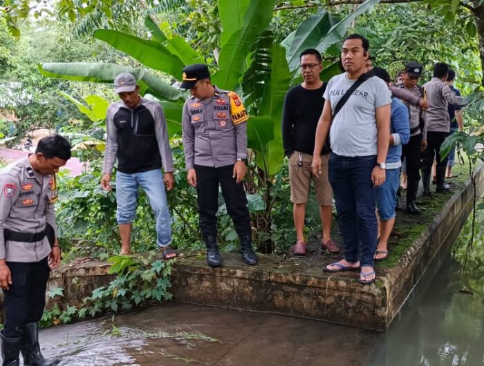 Tim gabungan Polres Barru mengevakuasi jenazah anak yang ditemukan meninggal di Bendungan Lappabila