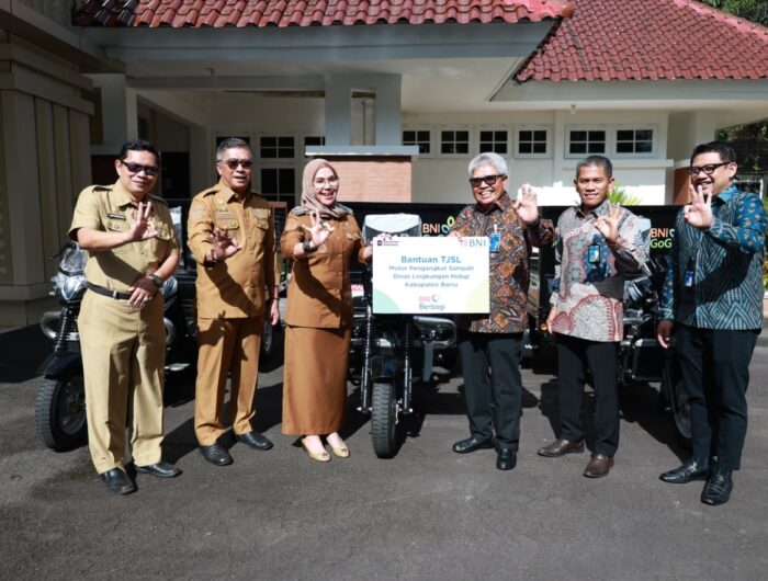 Penyerahan bantuan tiga unit motor pengangkut sampah dari BNI kepada Pemerintah Kabupaten Barru di Rumah Jabatan Bupati Barru