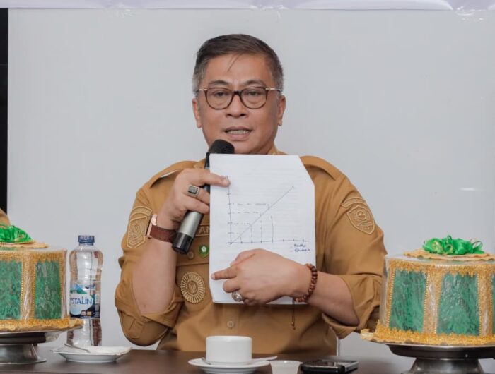 Wakil Bupati Barru Abustan membuka rapat koordinasi deteksi dini dan pencegahan penyakit di D’Shining Hotel, Takkalasi, Kecamatan Balusu, Senin (15/12/2025)