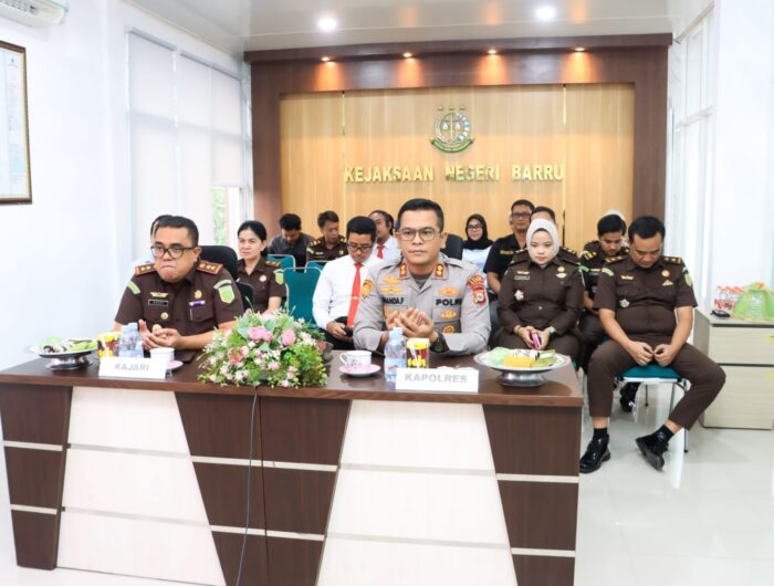 Kapolres Barru dan Kajari Barru mengikuti penandatanganan MoU KUHP dan KUHAP Baru secara daring
