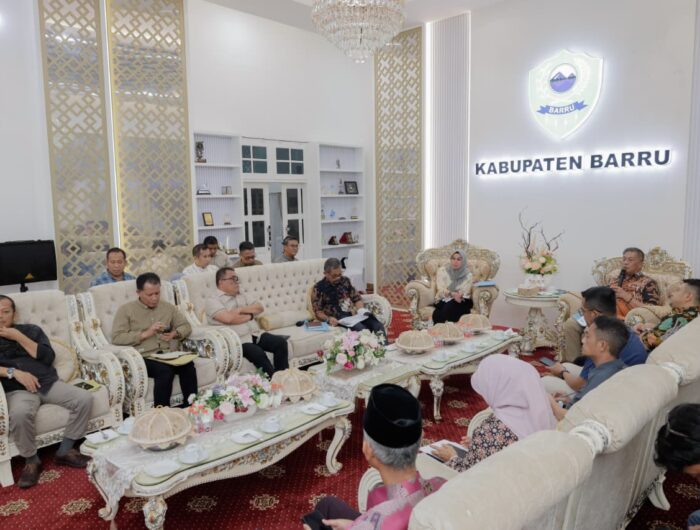 Rapat Forkopimda Barru bersama Bupati Andi Ina Kartika Sari membahas pengamanan Natal 2025 dan Tahun Baru 2026