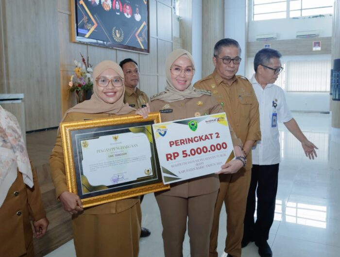 Bupati Barru Andi Ina Kartika Sari menyerahkan penghargaan Top 5 Inovasi Pelayanan Publik Kabupaten Barru Tahun 2025