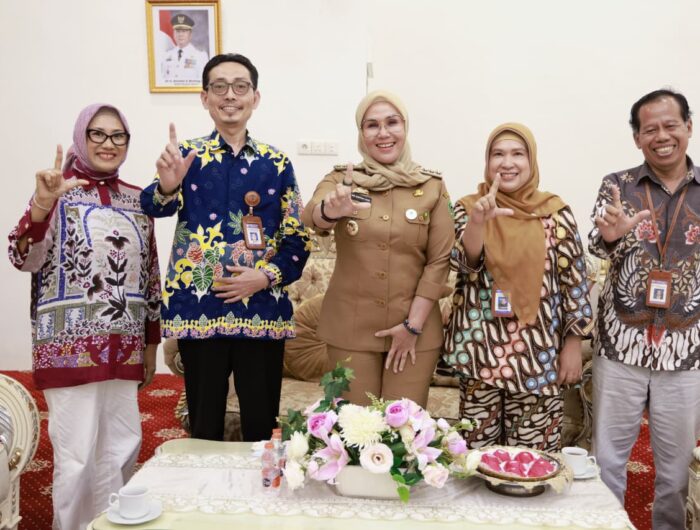 Bupati Barru Andi Ina Kartika Sari menerima audiensi Kepala Balai Bahasa Sulawesi Selatan terkait pengawasan penggunaan bahasa Indonesia