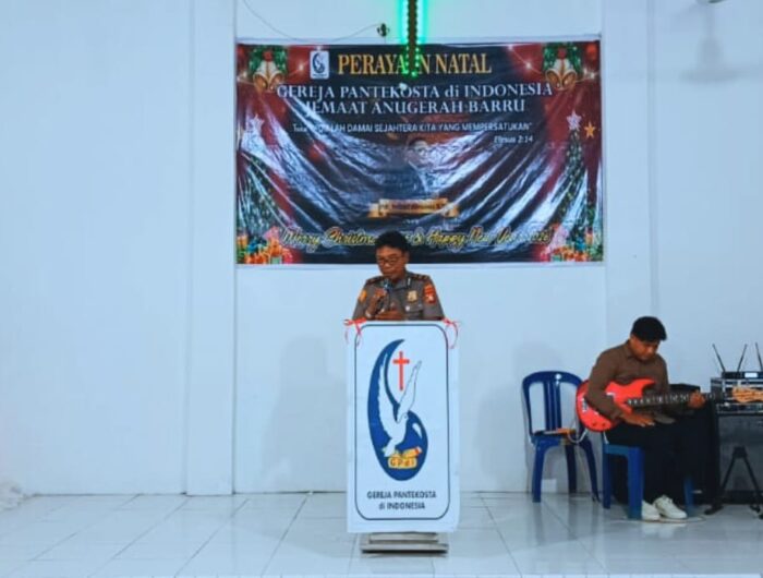Kapolsek Tanete Rilau Iptu Muhammad Yusran memimpin pengamanan perayaan Natal Jemaat GPDI Anugrah Cinekko Barru