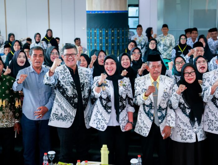 Bupati Barru membuka Konferensi PGRI Barru Tahun 2025 di Menara MPP Barru