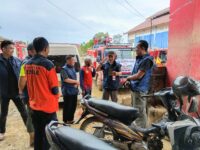 Tim Kemanusiaan Pemkab Barru menyalurkan bantuan kepada korban banjir bandang Aceh Tamiang