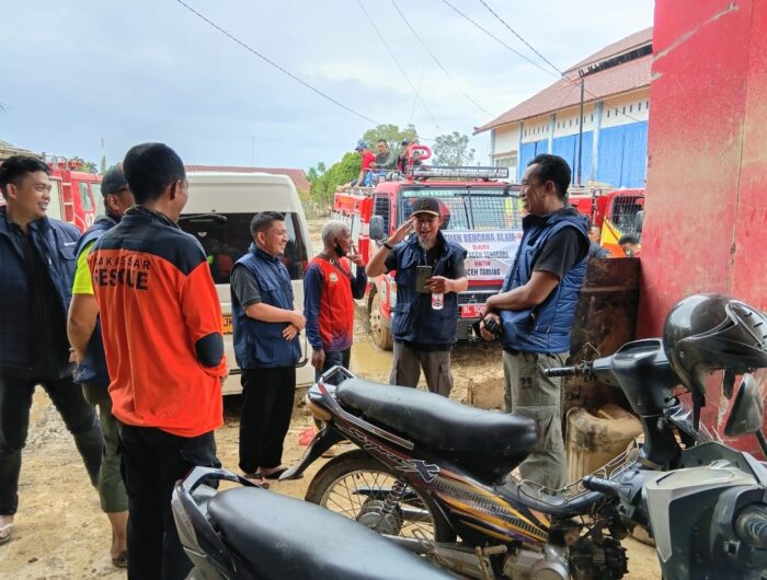 Tim Kemanusiaan Pemkab Barru menyalurkan bantuan kepada korban banjir bandang Aceh Tamiang
